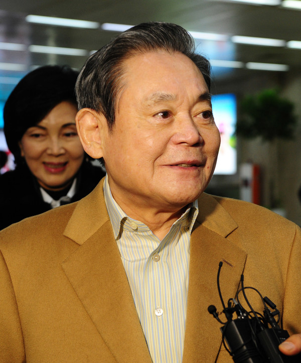 2010년 11월 17일 오후 고 이건희 삼성전자 회장이 중국 광저우 아시안게임 참관 후 김포공항 입국장을 통해 귀국, 기자들의 질문에 답하고 있는 모습.