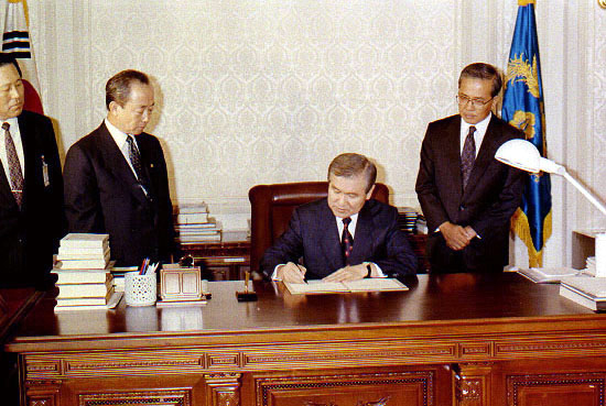 1991년 노태우 대통령이 UN헌장 의무수락 선언서에 서명을 하는 모습. (사진=뉴시스 DB)