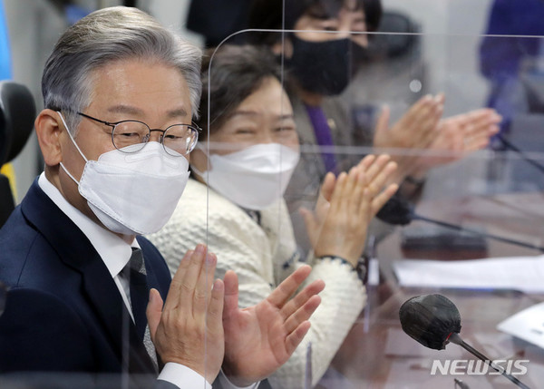 '단계적 일상회복 점검 간담회' 참석한 이재명 / 사진 출처 - 뉴시스