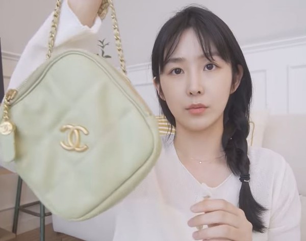 가방을 소개하는 박지현 / 사잔=유튜브 'day지현'