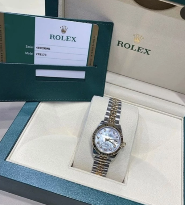 출처=송지아 인스타그램/송지아가 디스패치와 함께 가품 논란이 된 자신의 소장품 21개를 한국명품감정원에 의뢰해 확인받았다.