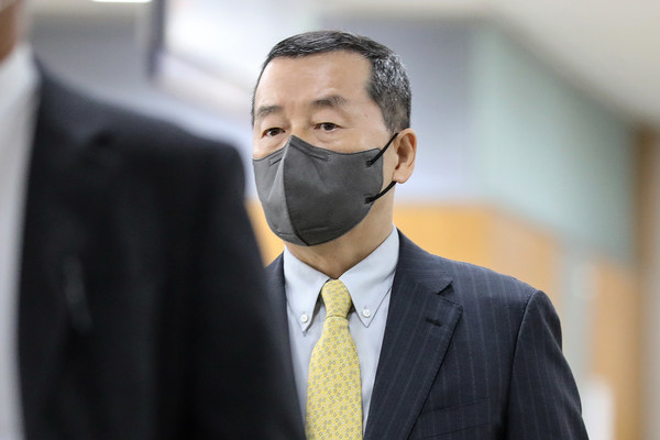 일감 몰아주기 혐의를 받는 구자홍 LS니꼬동제련 회장이 10일 오후 서울 서초구 서울중앙지방법원에서 열린 첫 공판에 출석하고 있다. 2021.08.10. / 사진=뉴시스