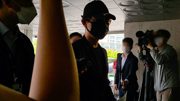 테라폼랩스 권도형 대표의 주거지에 무단침입한 혐의를 받는 아프리카TV 코인전문 BJ 챈서스가 16일 오전 서울 성동경찰서로 조사를 받기 위해 출석했다.