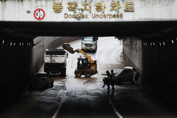 사진 = 뉴시스 / 9일 오전 서울 동작구 동작지하차도에서 침수피해 복구 작업 중인 모습 