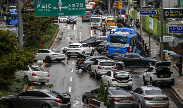 9일 서울 서초구 서초대로에 전날 비로 침수된 차들