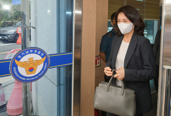 사진 = 뉴시스 / 법인카드 사적 유용 의혹 관련 조사 출석한 김혜경씨 
