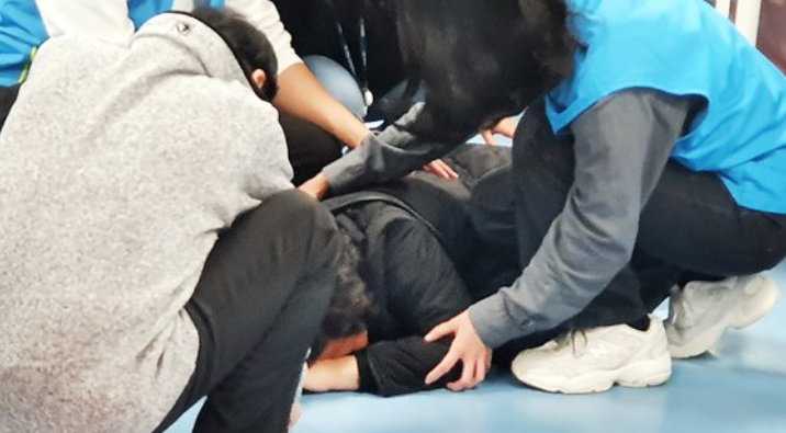 /30일 서울 한남동주민센터에서 딸의 사망 소식을 확인한 뒤 바닥에 쓰러진 유가족. The JoongAng