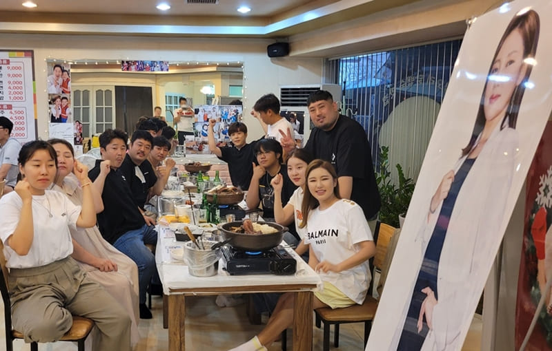 가수 송가인과 스텝들 포켓돌스튜디오 제공