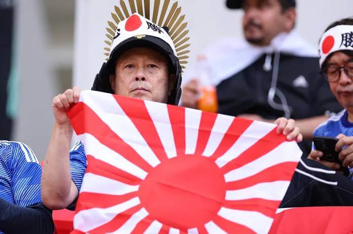 욱일기를 들고 있는 일본 축구 팬 / 인터넷 커뮤니티