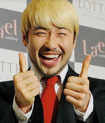 박명수의 결혼식 하객으로 초대된 노홍철이 밝게 웃으며 포즈를 취하고 있다 / 뉴시스