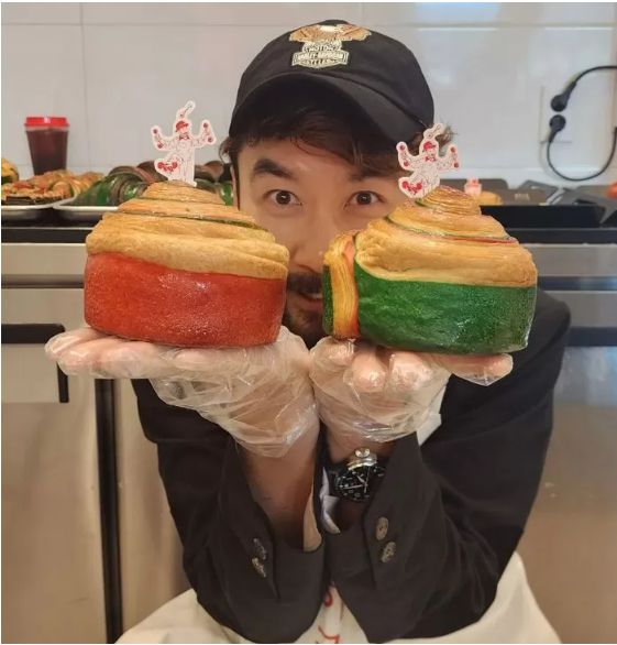 노홍철이 빵을 들고 사진을 찍고 있다 / 노홍철 인스타그램