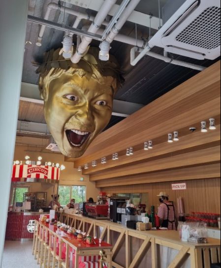 홍철책빵 서커스점에 있는 노홍철 얼굴 조각상 / 네이버 블로그