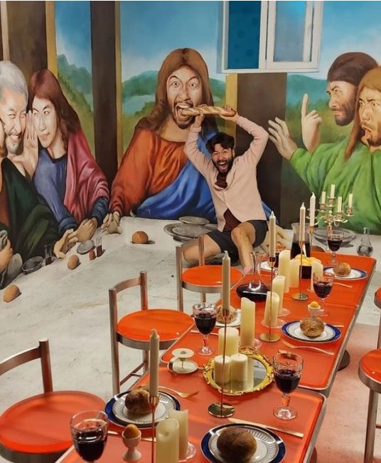 새로 오픈한 이탈리아 가정식 레스토랑인 '홍철책빵 in ITALY' 에서 유쾌하게 사진 찍는 노홍철 / 노홍철 SNS