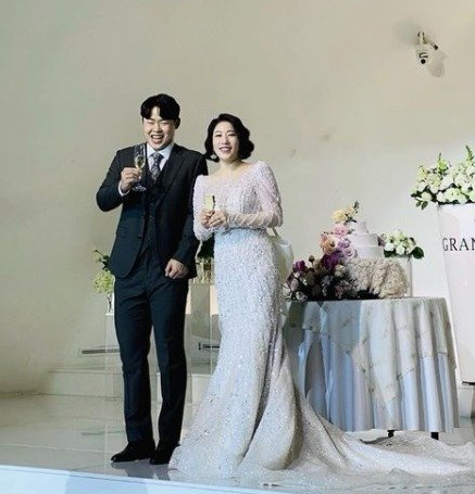 Marido 'Yoon Seung-yeol' e comediante Kim Young-hee / Cortesia do Instagram de Kim Young-hee