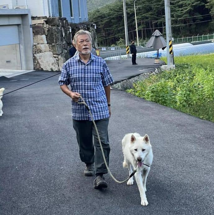Caminhando com o cachorro do ex-presidente Moon Jae-in, Bongsan / página do Facebook do ex-presidente Moon Jae-in
