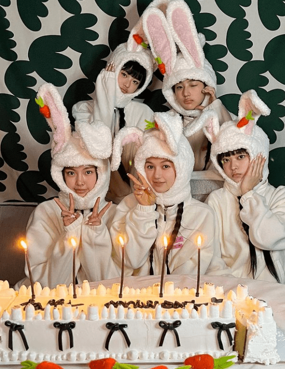 “하이틴 교복 컨셉” 뉴진스, 멤버 영입해 선정성 극복하나