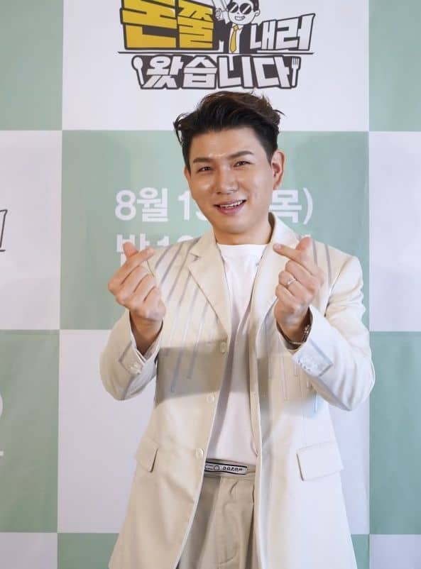 배우 홍현희의 남편 제이쓴이 포즈를 취하고 있다./iHQ'돈 쭐 내러 왔습니다'