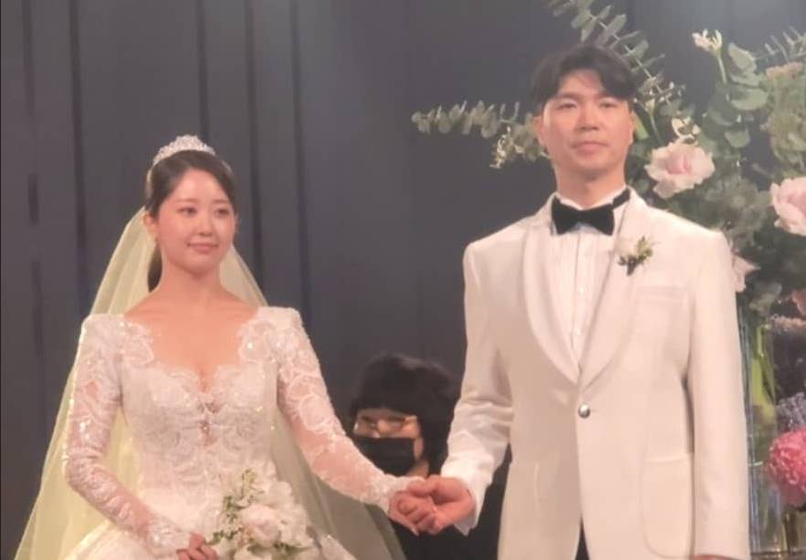형한테 다 뺏겼다며.. 10만원 웨딩드레스 입고서도 빛났던 박수홍 아내 형한테 다 뺏겼다며.. 10만원 웨딩드레스 입고서도 빛났던 박수홍 아내