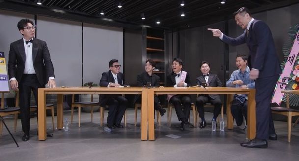 탁재훈이 방송 돌싱포맨에서 2022 SBS 연예대상 대기실에서 대상 수상여부를 두고 실랑이를 펼치고 있다. /뉴시스