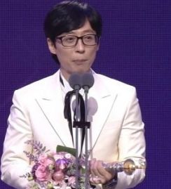 MC 유재석이 SBS 2022 방송연예대상에서 영예의 대상 트로피를 거머쥐었다. /  스타뉴스