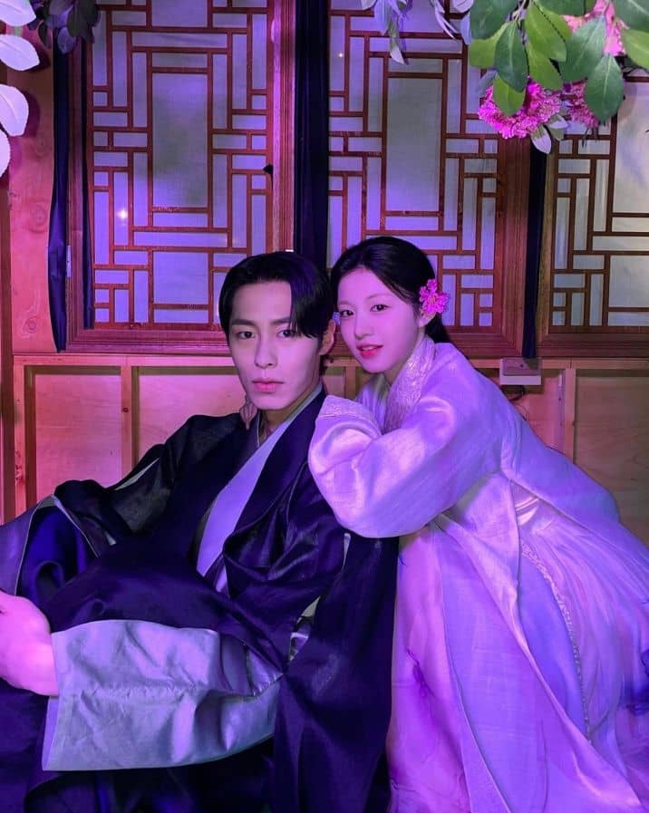 다정한 포즈를 취한 고윤정과 이재욱 / 고윤정 인스타그램 캡처