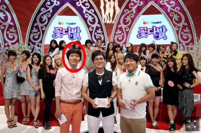 꽃다발 MC를 보는 신정환의 모습이다/ MBC 꽃다발