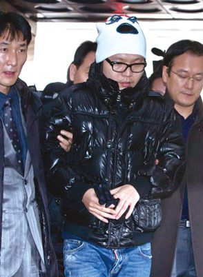 징역 1년을 선고받고 구속되는 신정환의 모습이다/ 일요신문