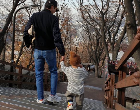 아들과 함께 산책하는 신정환의 모습이다/ 신정환 인스타그램