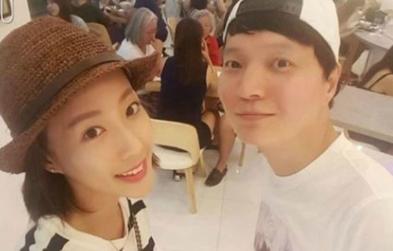 아내와 데이트를 하는 신정환의 모습이다/ 인터넷 커뮤니티