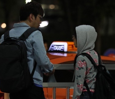 왼쪽부터 이석진 대표와 초아가 일본 여행 가기 전 모습/사진=티스토리 블로그 제공