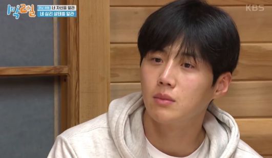 1박 2일에 출연해 심리 검사를 받고 울먹이는 김선호의 모습 / KBS 예능 '1박 2일' 화면 캡처