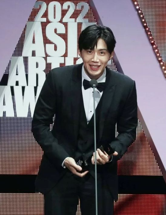 2022 AAA에서 4관왕을 수상한 김선호의 모습 / 스타뉴스