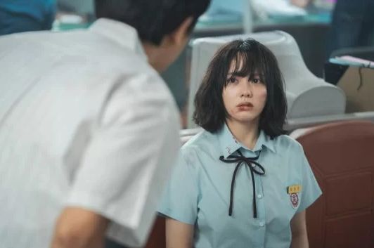 더 글로리에서 학폭 피해자 과거 문동은을 연기하는 정지소의 모습 / '더 글로리' 스틸컷