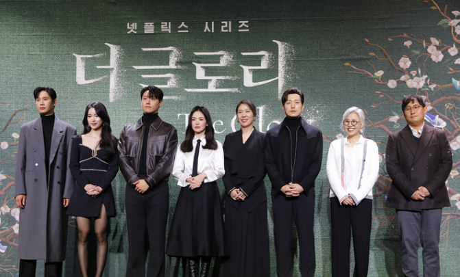 넷플릭스 '더 글로리' 제작발표회에서 안길호 감독, 김은숙 작가, 배우 송혜교 등 주역들이 기념촬영을 하고 있다. / 뉴시스 기사 제공