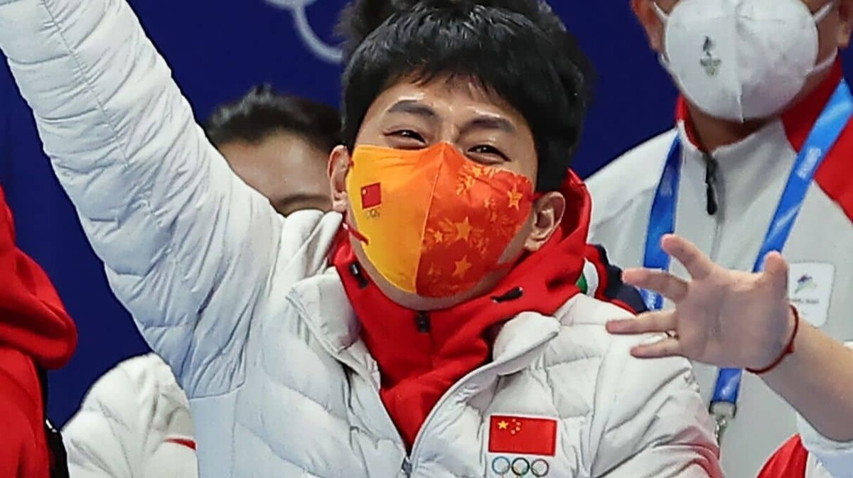 귀화 국가대표 선수 빅토르 안이 중국 대표팀 승리에 손을 흔들며 기뻐해 파문이 일었다./SBS 뉴스