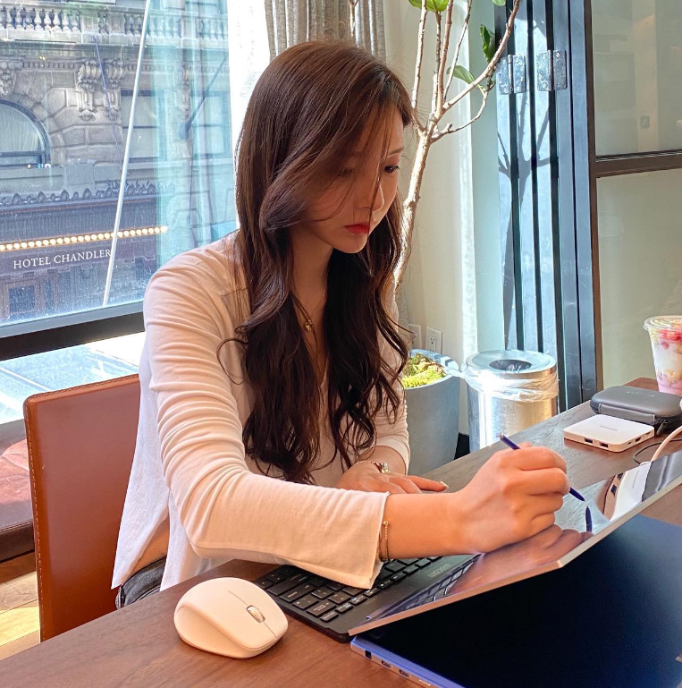 네이버 웹툰'여신 강림' 작가 야옹이/사진=야옹이 작가 인스타그램 제공