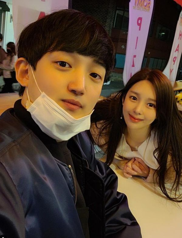 왼쪽부터 전선욱 작가와 야옹이 작가/사진=야옹이작가 인스타그램 제공