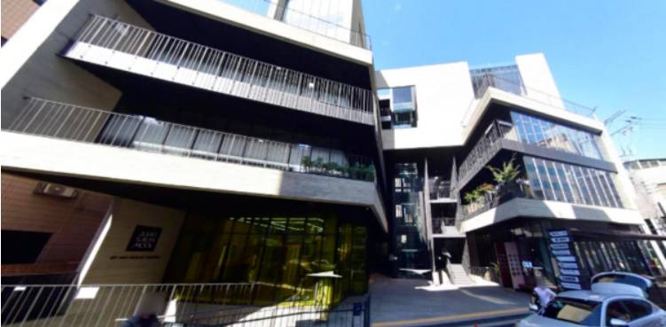 비·김태희 부부는 최근 강남구 청담동 건물을 매각해 투자 비용을 제외하고 398억원의 차익을 봤다 /인터넷 커뮤니티