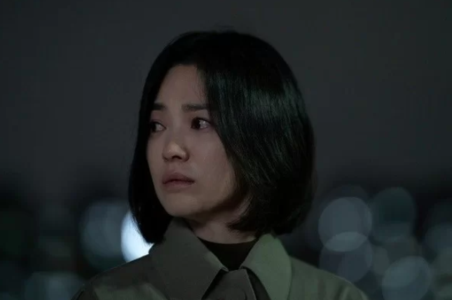 Netflix 드라마 '더글로리 시즌2' 스틸 사진 속 눈물을 맺힌 배우 송혜교/사진=Netflix '더글로리' 제공