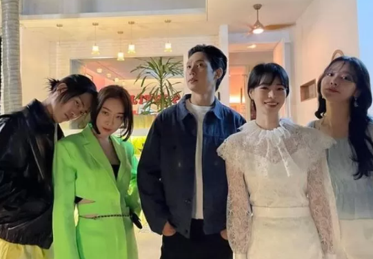 왼쪽부터 극 중 '학교폭력 5인방' 역할을 맡은 역할 속 손명오-이서라-전재준-박연진-최혜정/사진=임지연 인스타그램 제공