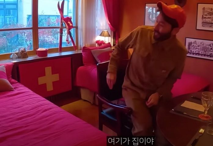 노홍철이 자신이 좋아하는 디저트를 별도의 방으로 개조했다며, 유튜버에게 소개했다. / 유튜브 채널 '빠니보틀', 티브이 리포트