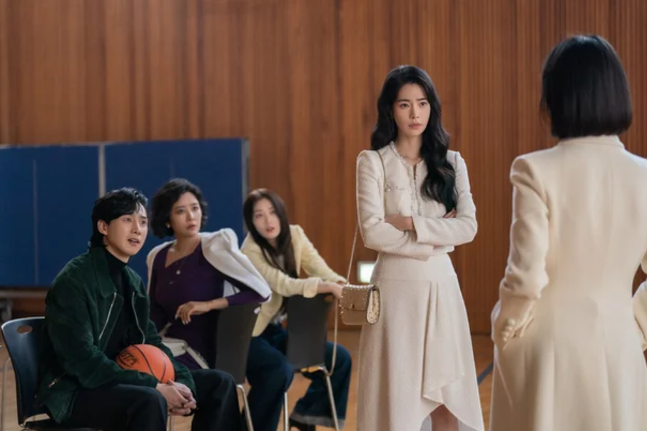 학창시절 자신이 괴롭혔던 문동은과 재회한 주동자 박연진과 악역들 / 넷플릭스 제공