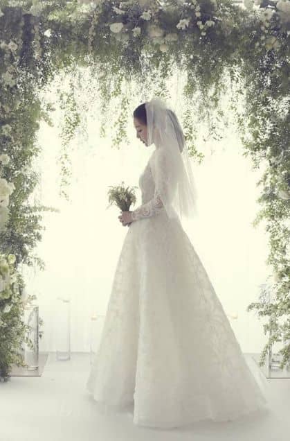 배우 최지우가 혼자 결혼식 화보 사진을 촬영했다./YG엔터테인먼트