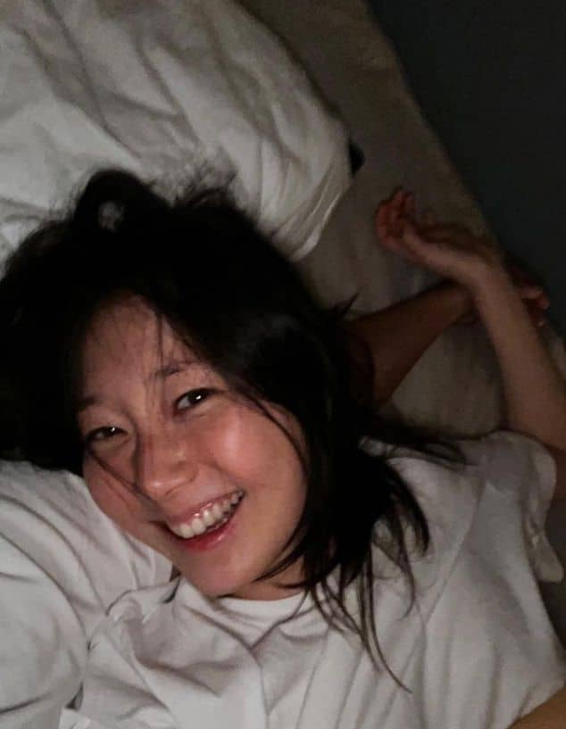 한 남성의 팔베개를 하고 있는 이유영 / 이유영 인스타그램 캡처