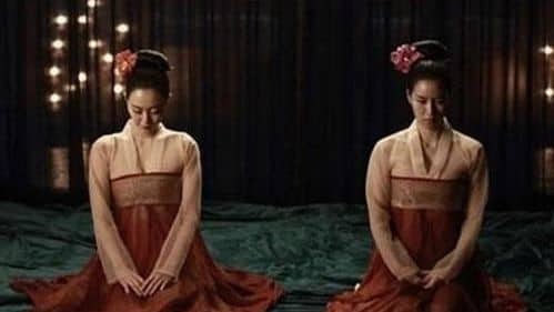 베드신을 연기한 이유영과 임지연의 '간신' 스틸컷 / 롯데엔터테인먼트 제공