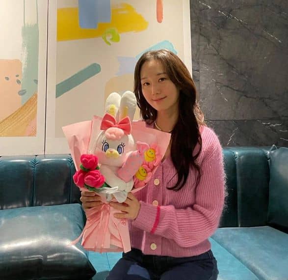 무대인사에서 받은 인형을 자랑하고 있다 / 이유영 인스타그램 캡처