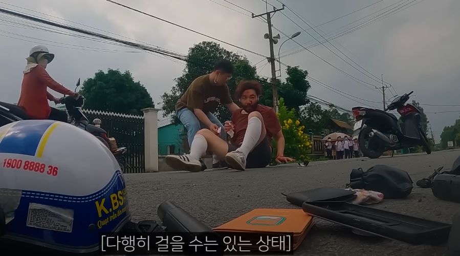 빠니보틀과 베트남에서 오토바이를 타던 중 사고가 난 노홍철/ 유튜브 빠니보틀 채널