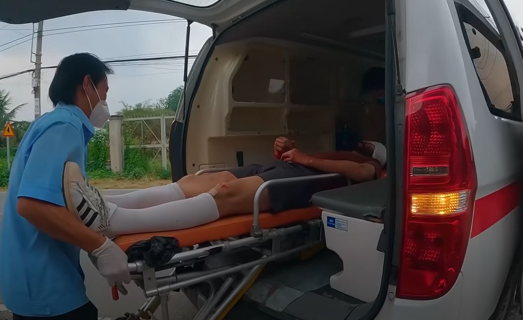 빠니보틀과 베트남에서 오토바이를 타던 중 사고가 나 응급차로 호송당하는 노홍철/ 유튜브 빠니보틀 채널