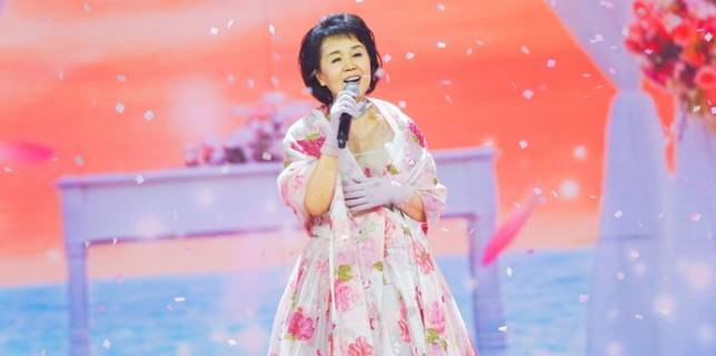 새 트로트 곡을 발표 예정인 가수 심수봉 /인터넷 커뮤니티