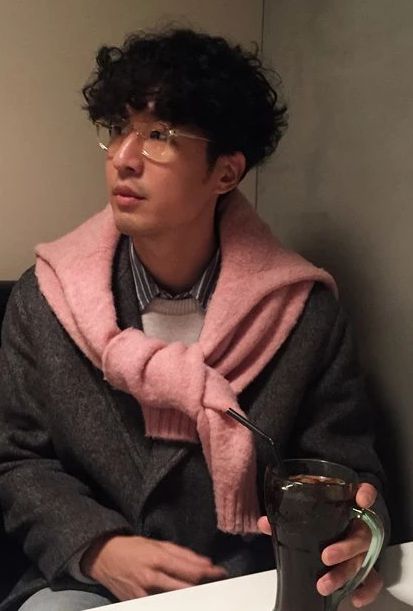 가수 겸 화가인 마이 큐가 대중들에게 전시회로 인사를 전했다. / 스포티비뉴스